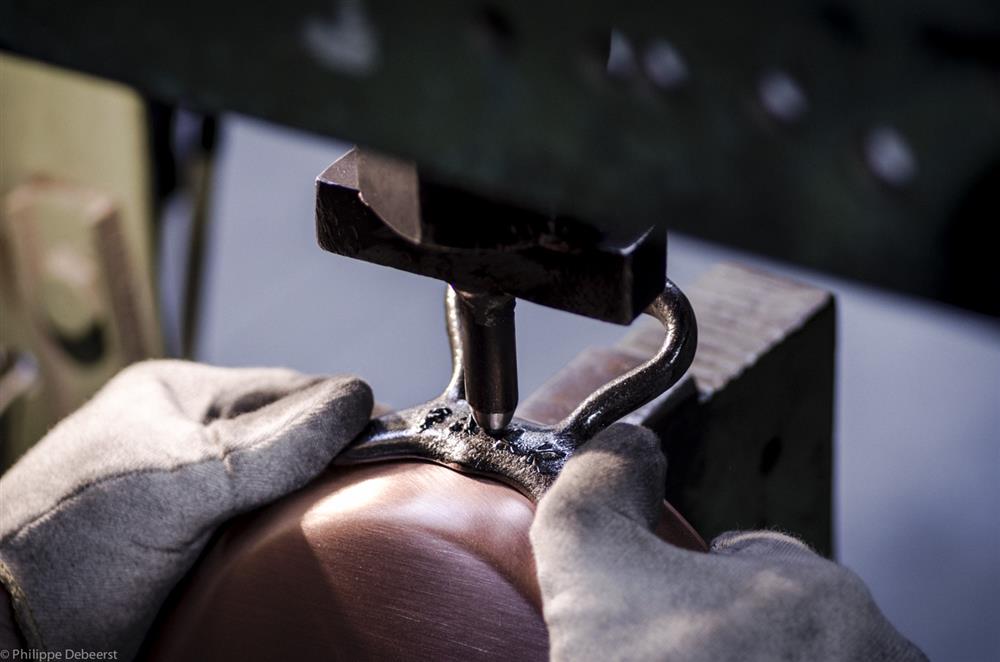 Riveting the handles